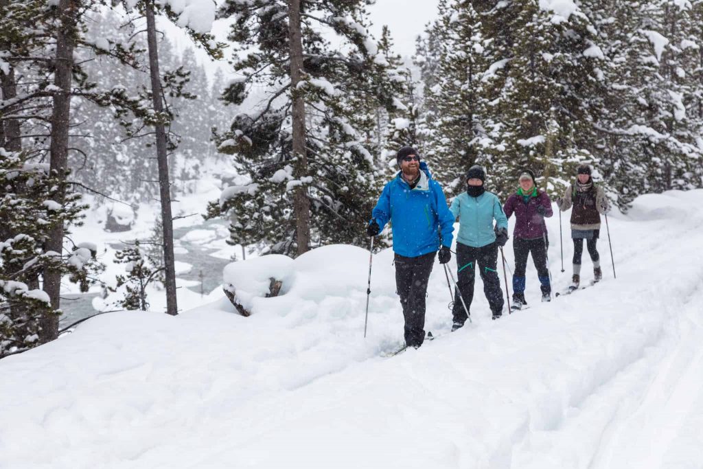 calories-burnt-snowshoeing-vs-cross-country-skiing